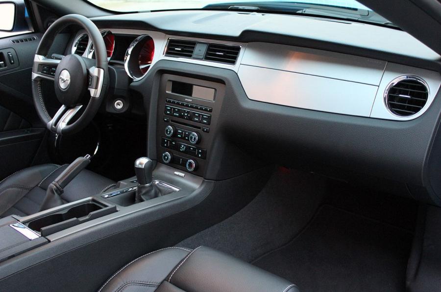  Ford Mustang GT Premium 2011 года  (фото 20 из 33)